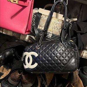 Chic Black Quilted Handbag
